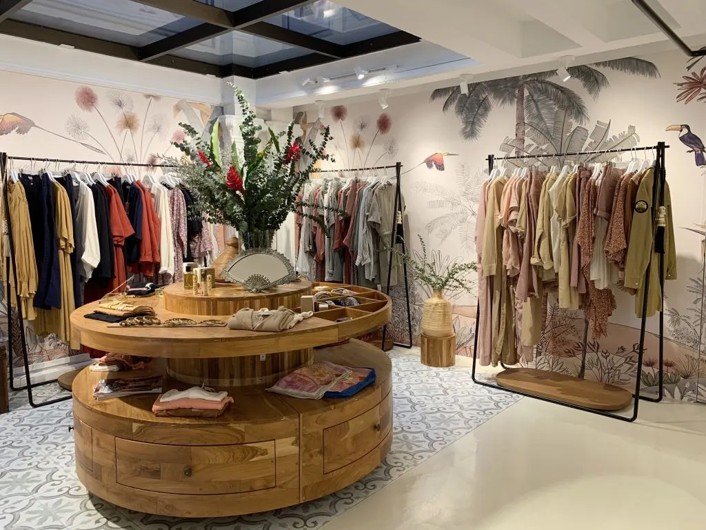 Cécile worked with fashion brand Palem to transform their Singapore boutiques with a hand-drawn mural inspired by local flora and fauna and Palem’s brand colours.