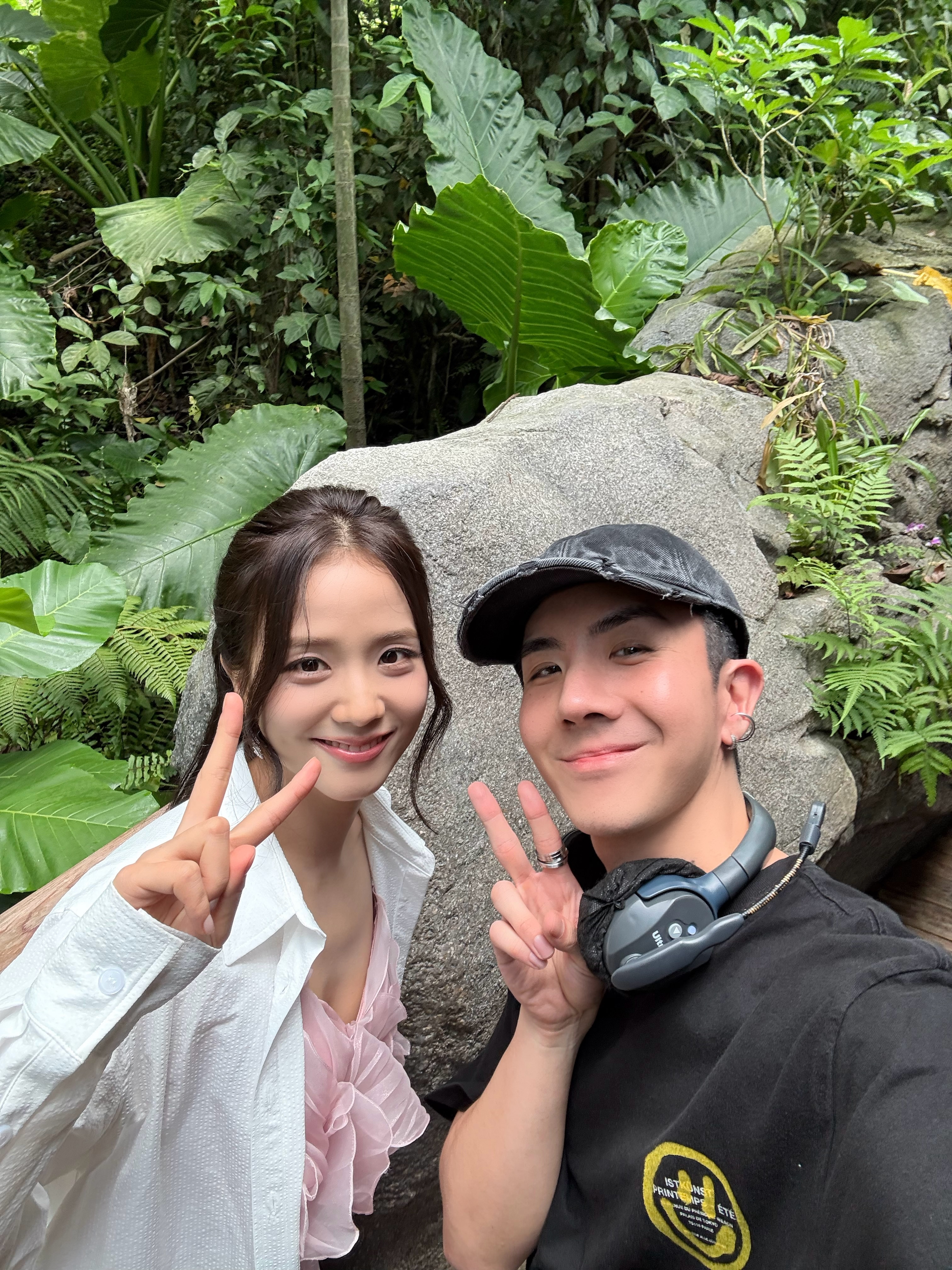 Choānn with Jisoo during the filming of her music video.