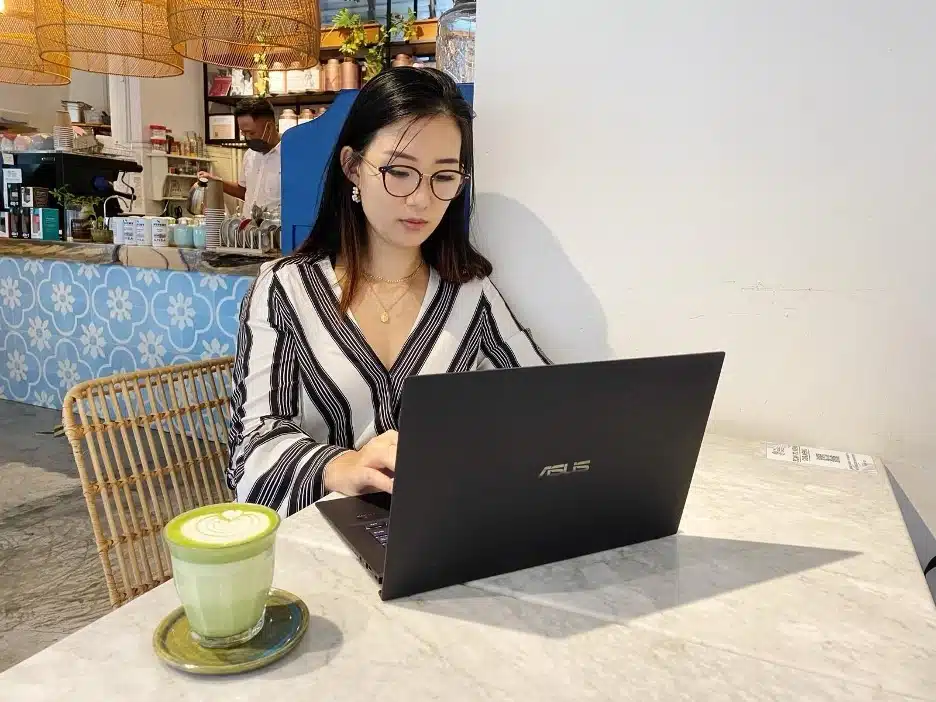Lily working at a cafe in the East Coast.